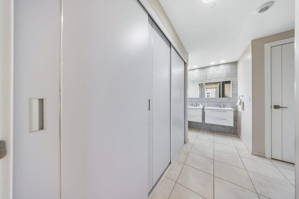 Eagle Beach Modern 2BR2BA Beachfront Condo w/ Pool (23472)