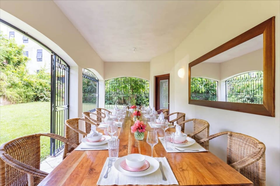 Outdoor dinning area with seating up to 20ppl
