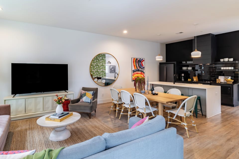 Open space layout for easy connections.