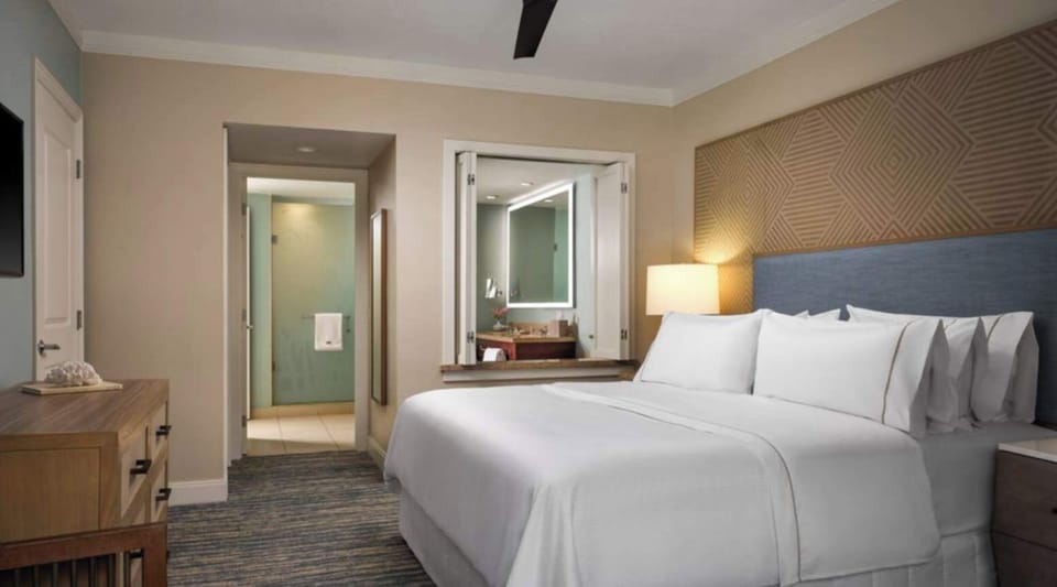 Bedroom 1: 1 King bed