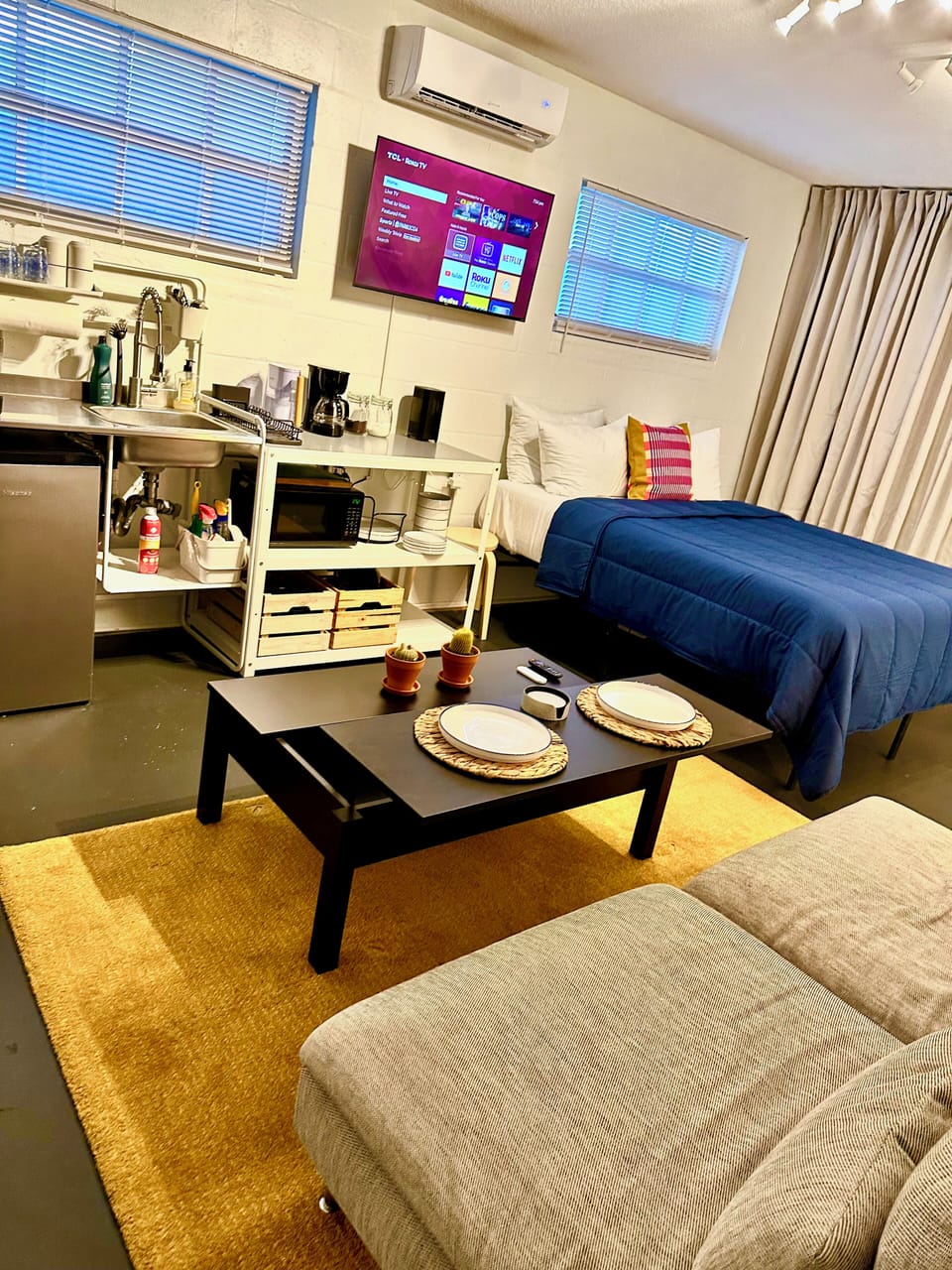 Clean, private studio with Smart TV and fast Wi-Fi. Cool AC and a welcoming vibe