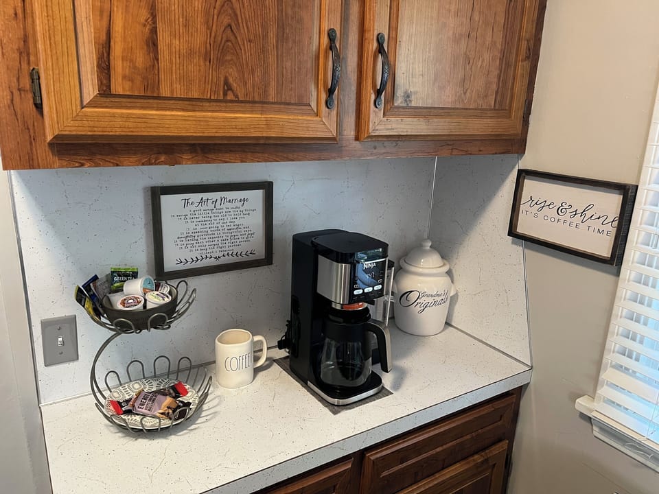 Coffee bar! ☕️ Ninja coffeemaker - full pot brew OR K-cups, depending on need. 