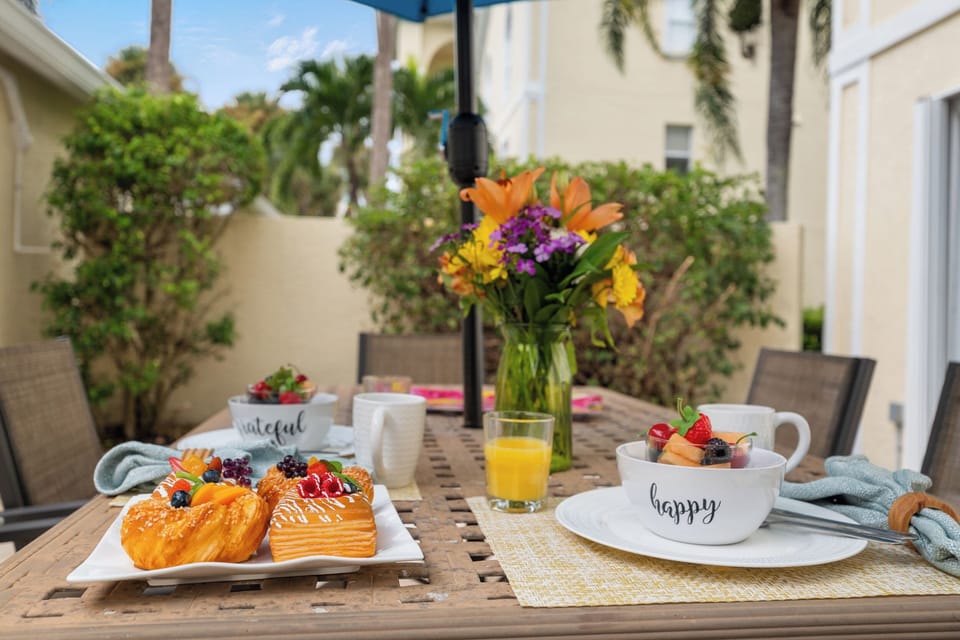 Private Courtyard area for outdoor dining.