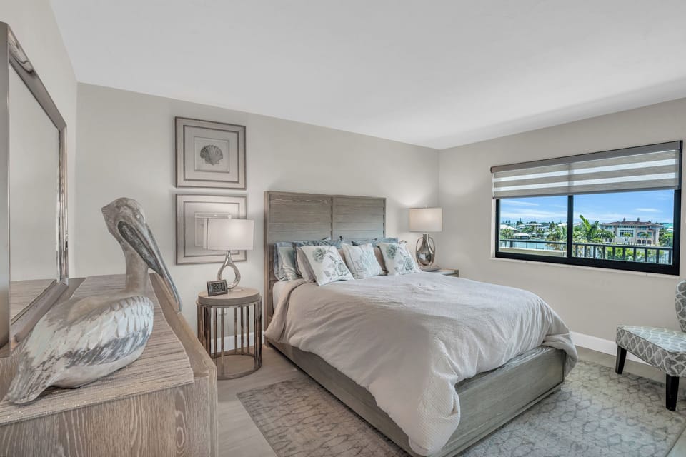 2nd Bedroom with Queen