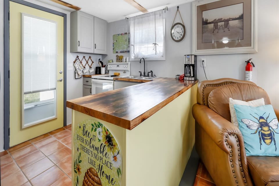 Small but mighty! Our cozy kitchen has everything you need, including a full-size fridge for all your beach snacks and bubbly. 🧺🥂