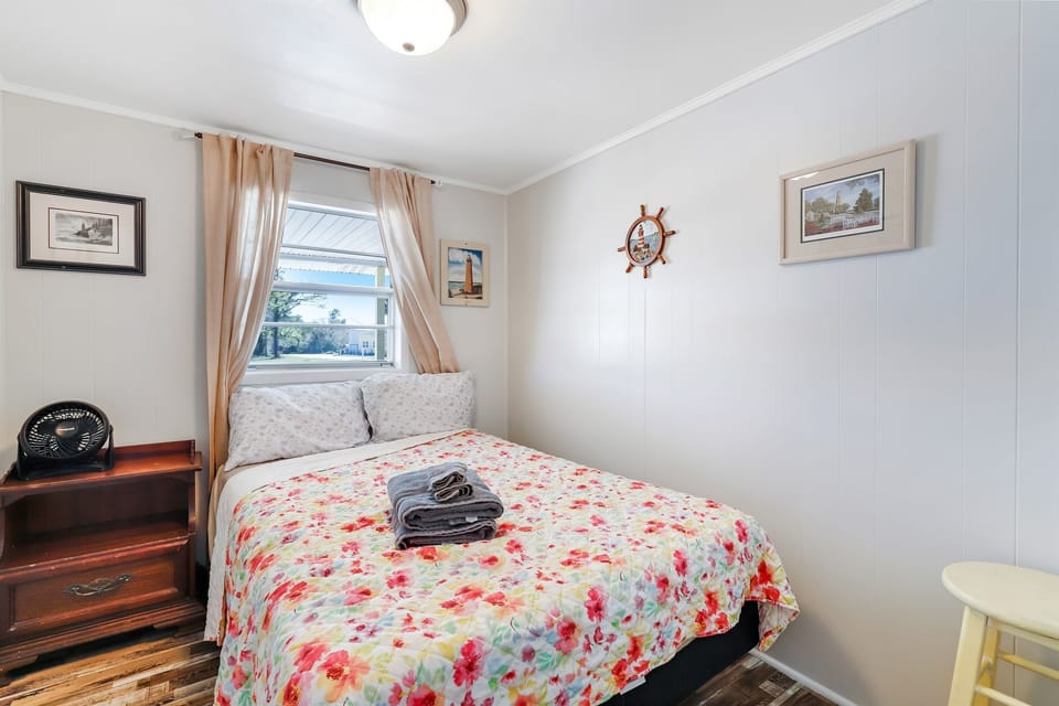 Nautical & nice. You’ll sleep like a sailor in the Lighthouse Room (minus the waves). ⚓🌙