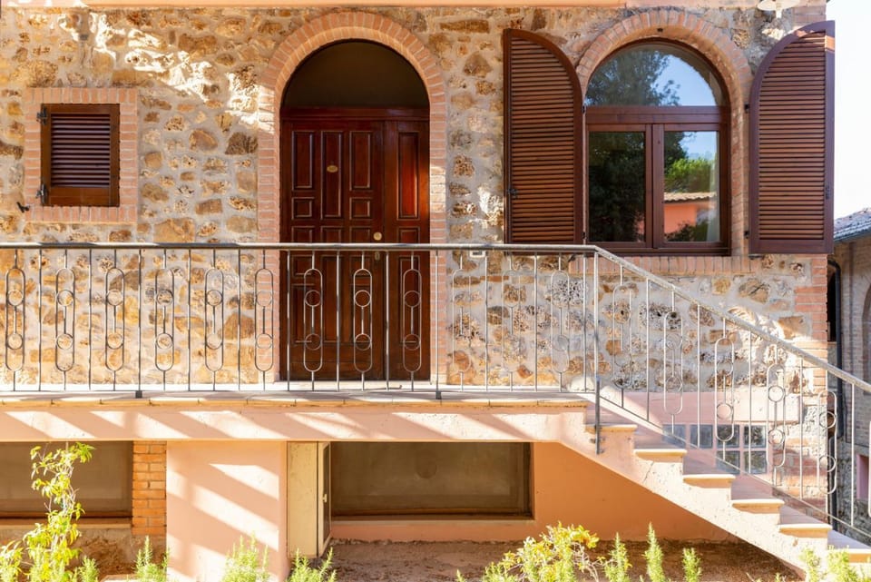 Situated in the picturesque hills of Massa Marittima, the <b>Resort Mucini Hotel</b> is a charming hamlet nestled in the green countryside of the upper Maremma. With its large, well-kept spaces, the estate offers a relaxing atmosphere where comfort and n Bed and Breakfast in Tuscany