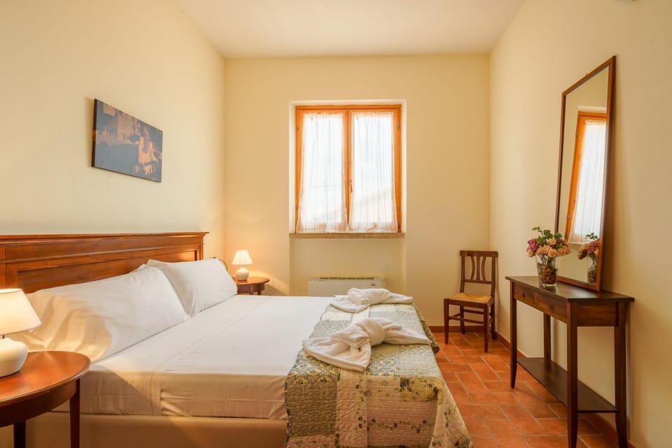 Three-room apartment on the ground or first floor in rustic style of approximately 40 m2 furnished in a simple but functional way and located in the village in a large park.It is composed of a living room with sofa and flat-screen television, kitchenette Apartment in Tuscany