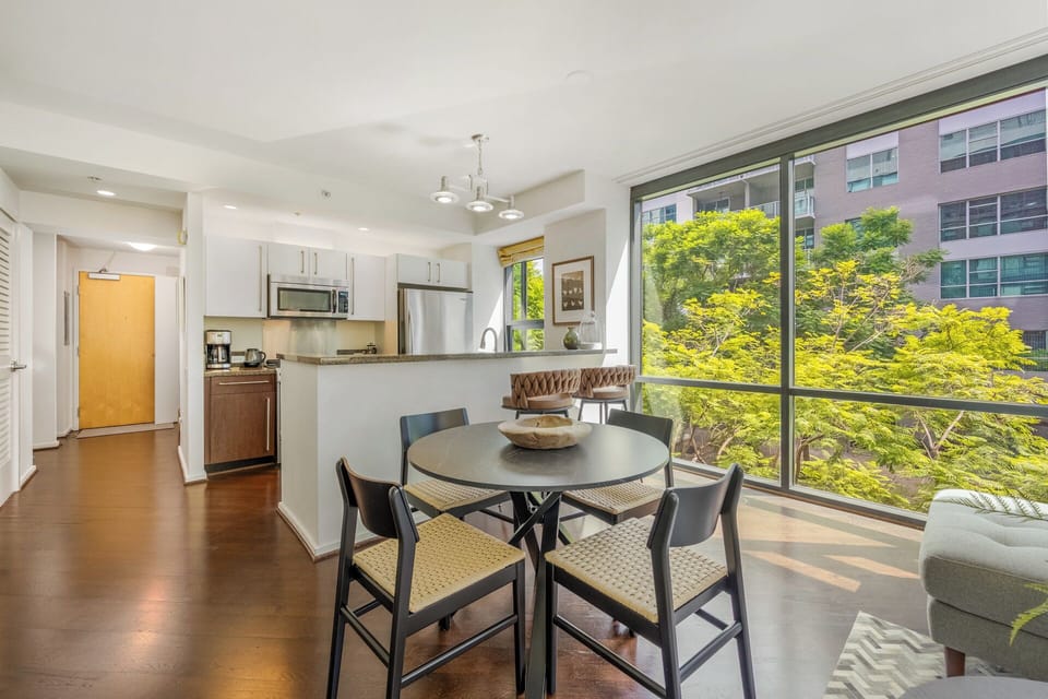 Whether in the dining room or breakfast bar, there is room for everyone.