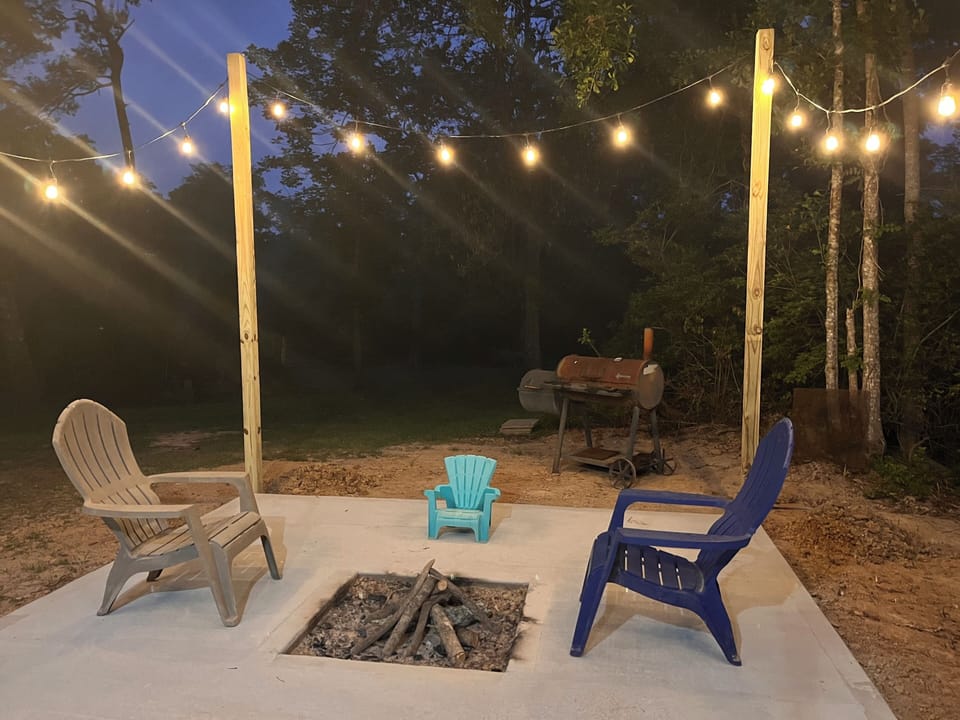 Outdoor fire pit