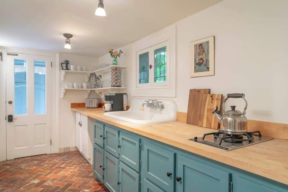 Butler's pantry/guest entrance