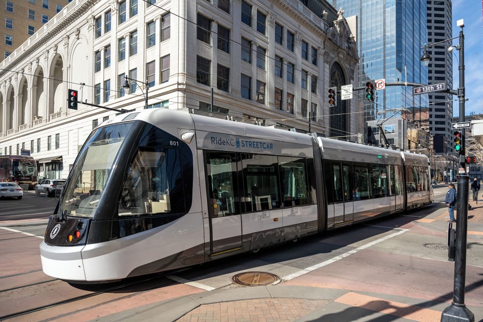 Enjoy easy, car-free exploring with the KC Streetcar just a short 0.7 mile stroll away—connecting you to the Country Club Plaza, Downtown, Union Station, and River Market at no cost.