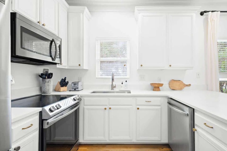 Gourmet kitchen stocked with all the essentials!