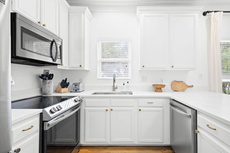 Gourmet kitchen stocked with all the essentials!