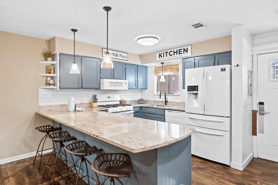 Kitchen with Breakfast Bar