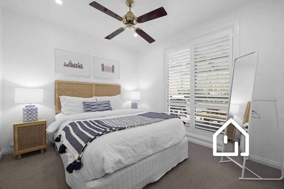 Bedroom 4:  1 x queen bed with ceiling fan 