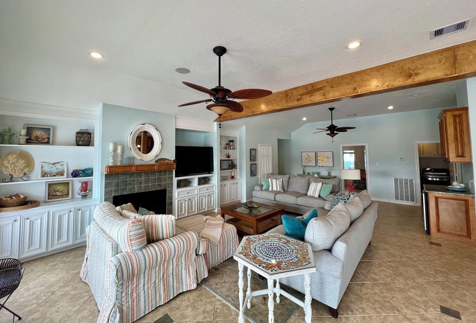 Open concept kitchen, dining and living room.