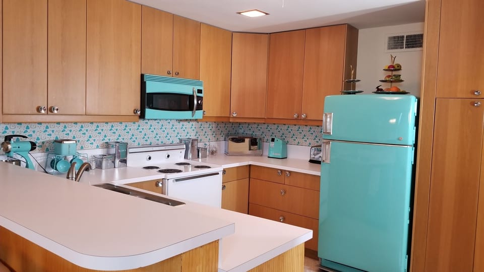 Kitchen has plenty of cabinet & counter space