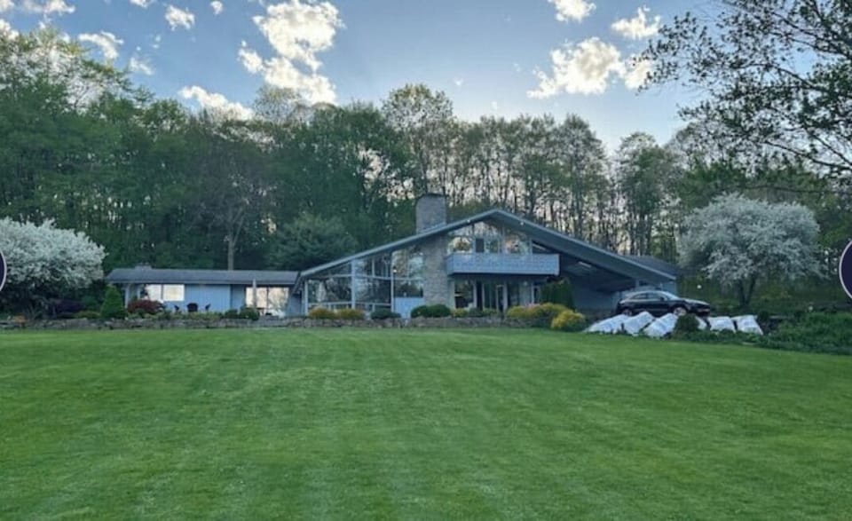 Full frontal of Oak Manor in all its glory