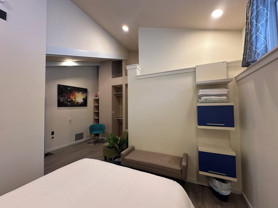 Super sized bedroom with 12’ high ceiling, space  office work or a quiet read