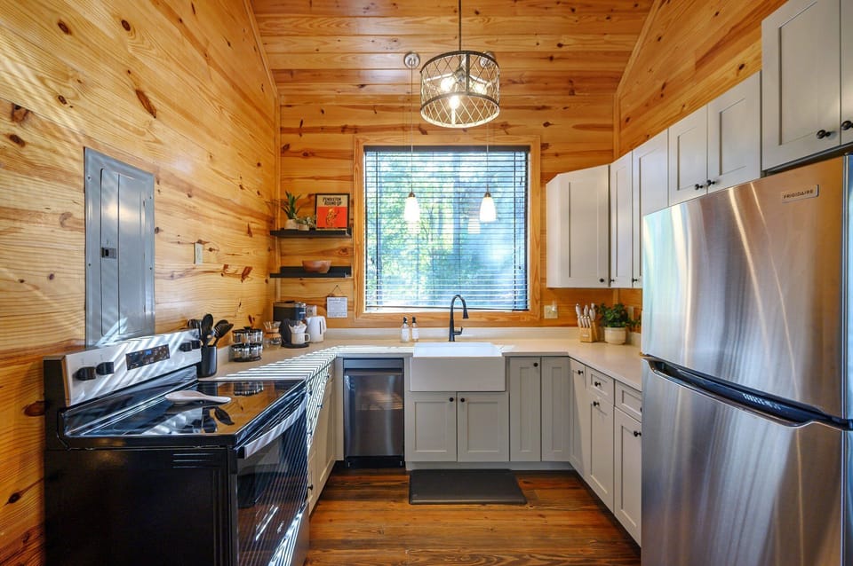 Fully equipped kitchen w/ dishes, cookware, KCup/drip/pour over, electric kettle