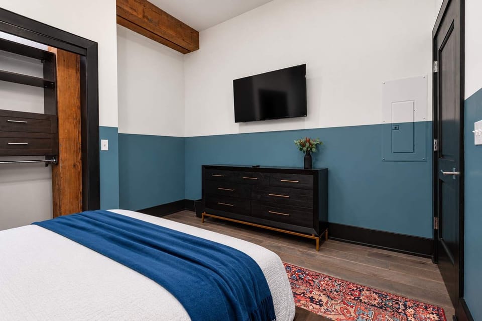 The second bedroom offers a cozy queen bed, dresser, smart TV, and soft linens. Great for families or friends traveling together, this room combines comfort and privacy in the heart of Downtown New Orleans.