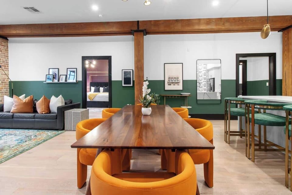 Enjoy meals together at your in-suite dining table with seating for your group. Whether it’s takeout, delivery, or a home-cooked meal, this cozy dining area makes every stay at 888 Baronne feel like home in New Orleans.