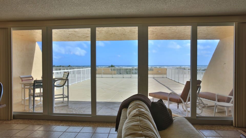 Light and airy sliders cover the whole east wall for the best views of the ocean.