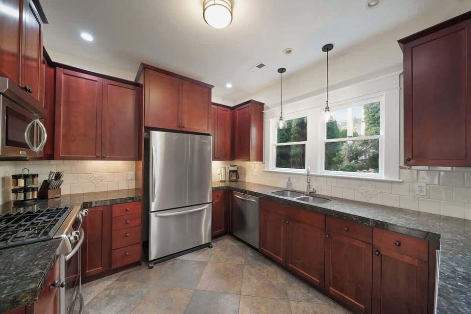 Fully Equipped Kitchen with a Spacious Refrigerator – Perfect for Storing All Your Essentials!