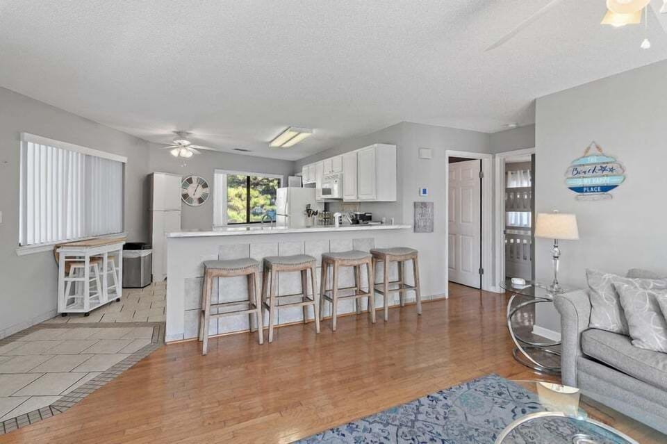 Eat-in kitchen bar seating