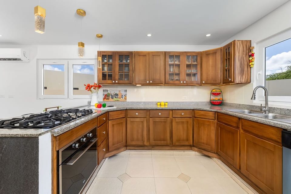 Fully equipped kitchen: Gas Stove, Microwave and many more.