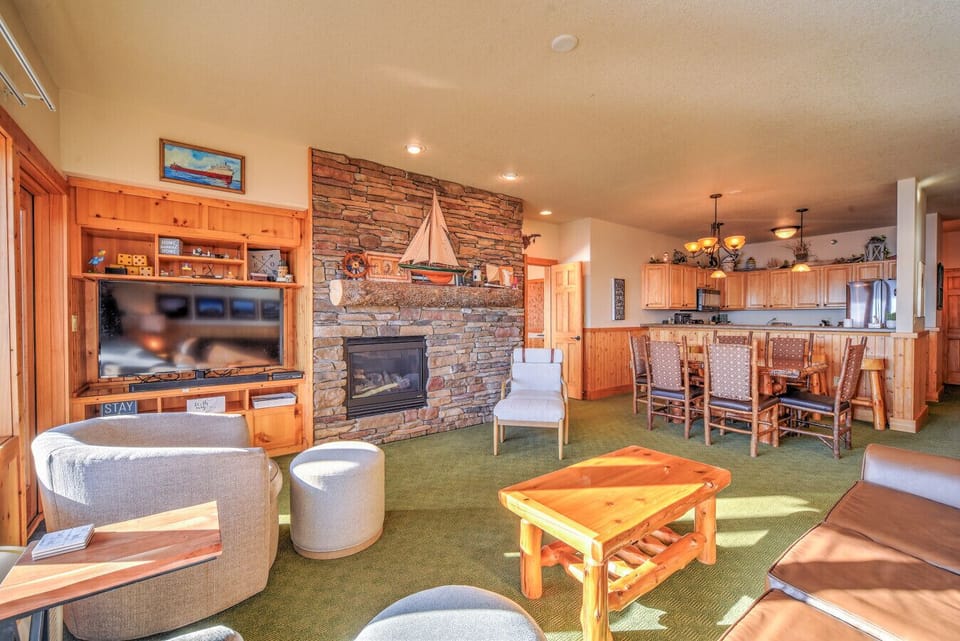 Living Room | Board Games | Gas Fireplace | Smart TV