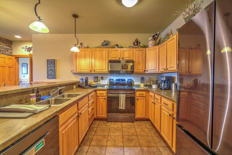 Full Kitchen | New Appliances | Convection Oven