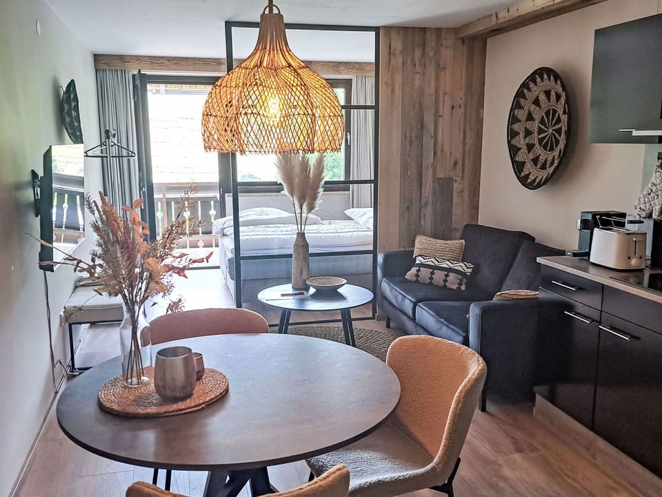 Table, Furniture, Property, Picture Frame, Wood, Interior Design, Lighting, Window, Floor, Building