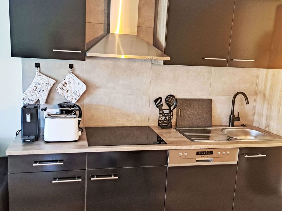 Kitchen Sink, Cabinetry, Property, Countertop, Sink, Kitchen Appliance, Kitchen Stove, Tap, Kitchen, Home Appliance