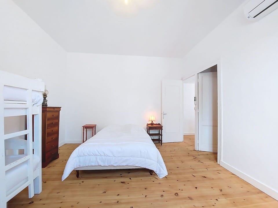 Flooring, Floor, Wood Flooring, Wood, Interior Design, Ceiling, Furniture, Laminate Flooring, Room, Bedroom