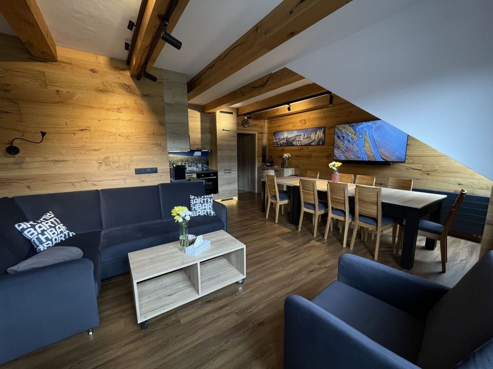 Property, Table, Furniture, Couch, Wood, Interior Design, Architecture, Flooring, Floor, Hardwood