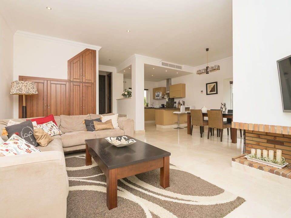 Plant, Cloud, Sky, Building, Daytime, Property, Tree, Azure, Grass, Urban Design