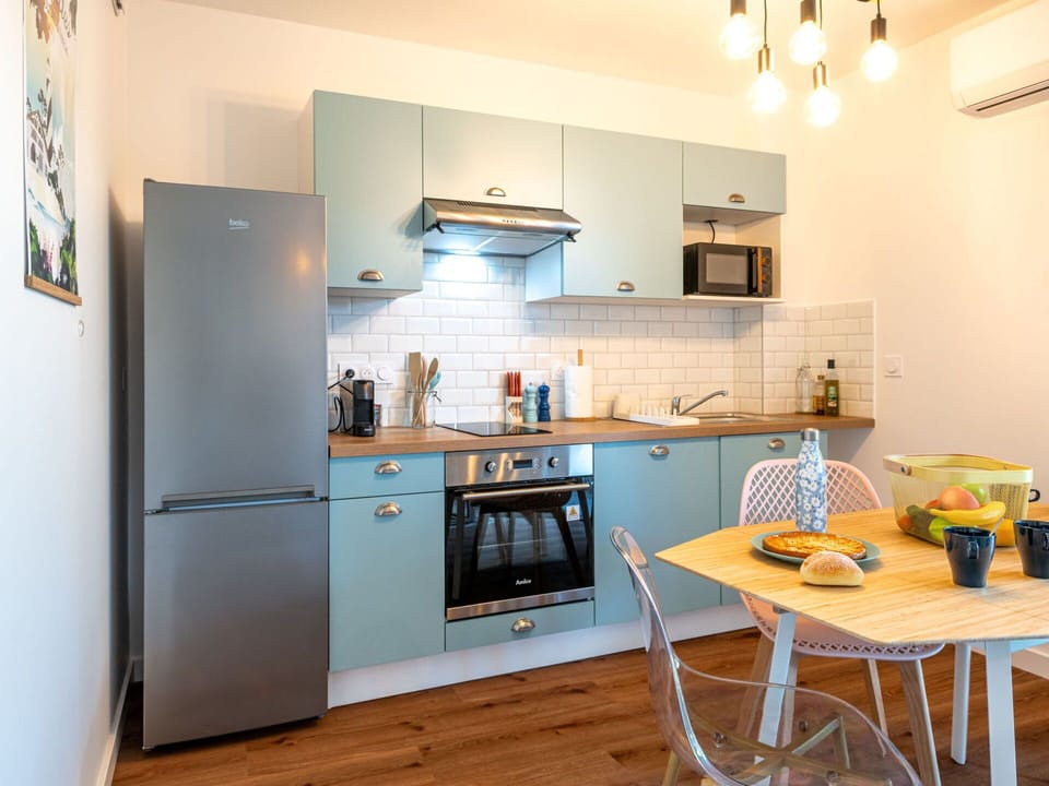 Cabinetry, Furniture, Property, Countertop, Table, Kitchen Appliance, Kitchen Stove, Wood, Kitchen, Home Appliance