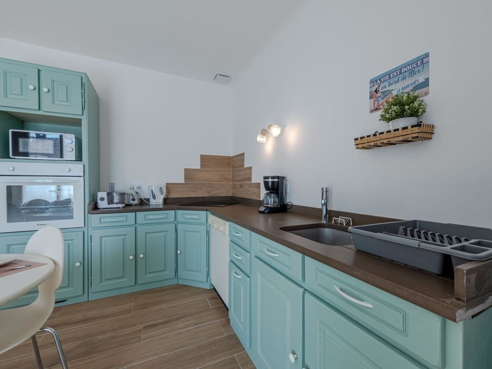 Cabinetry, Property, Countertop, White, Drawer, Wood, Interior Design, Flooring, Floor, Kitchen