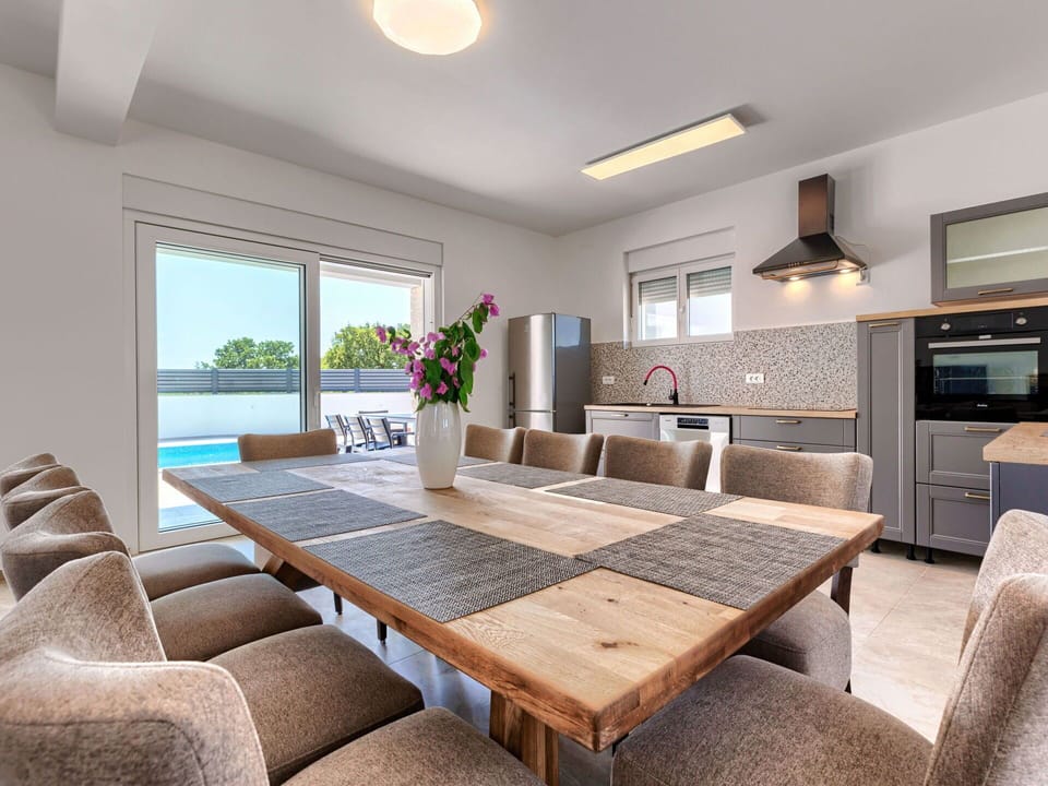 Sky, Property, Table, Furniture, Plant, Building, Chair, Interior Design, Shade, Tableware