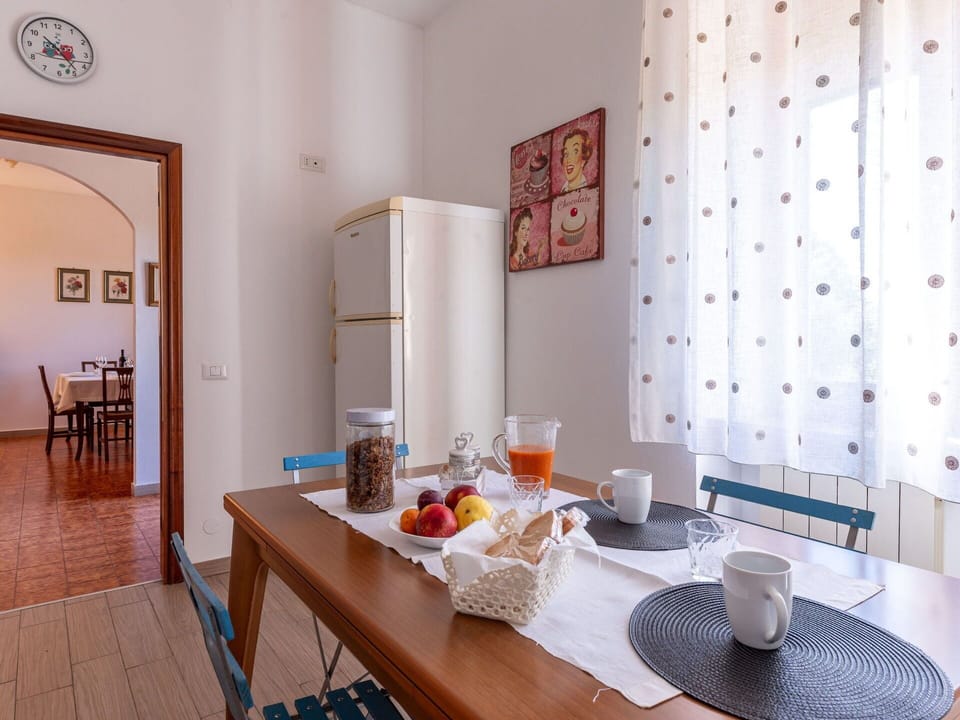 Table, Furniture, Tableware, Chair, Wood, Orange, Building, Floor, House, Window