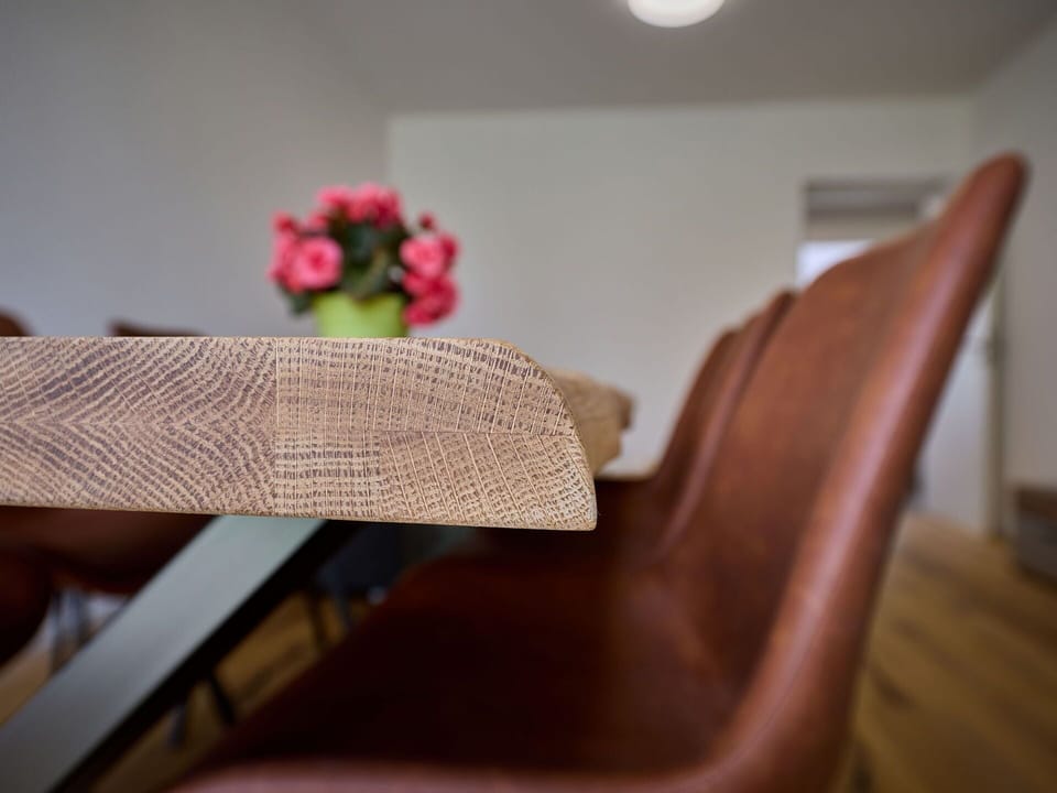 Furniture, Flower, Wood, Comfort, Interior Design, Rectangle, Petal, Flooring, Hardwood, Magenta