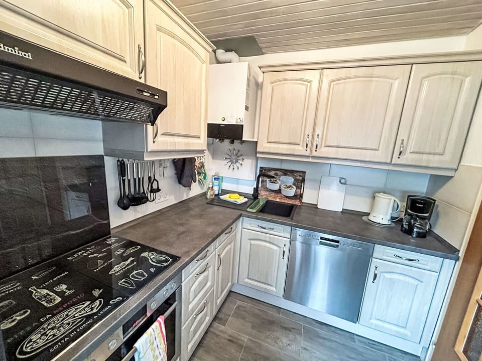 Cabinetry, Countertop, Property, Gas Stove, Kitchen Stove, Kitchen Appliance, Cooktop, Wood, Home Appliance, Kitchen