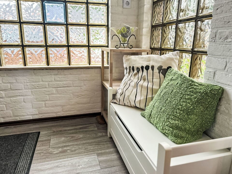 Green, Wood, Comfort, Interior Design, Rectangle, Flooring, Plant, Floor, Real Estate, Hardwood