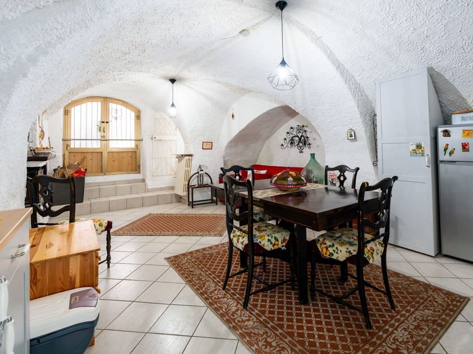 Table, Property, Furniture, Building, Cabinetry, Wood, Chair, Interior Design, Flooring, Kitchen