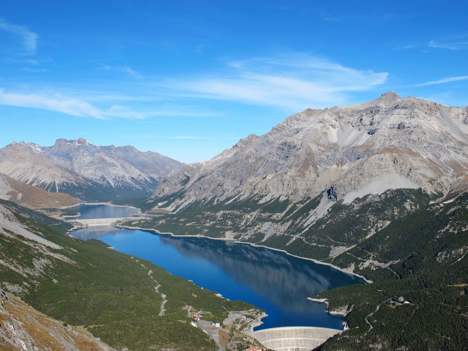 Sky, Water, Mountain, Cloud, Water Resources, Natural Landscape, Lake, Body Of Water, Highland, Bank
