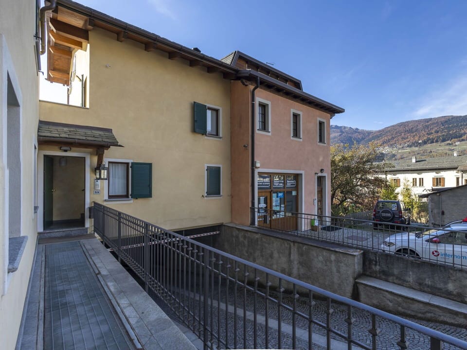 Wall, Door, Apartment, Balcony, Daylighting, Handrail, Plaster, Fence