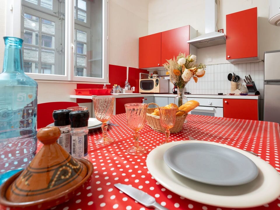 Table, Property, Furniture, Bottle, Decoration, Tableware, Dishware, Textile, Window, Interior Design