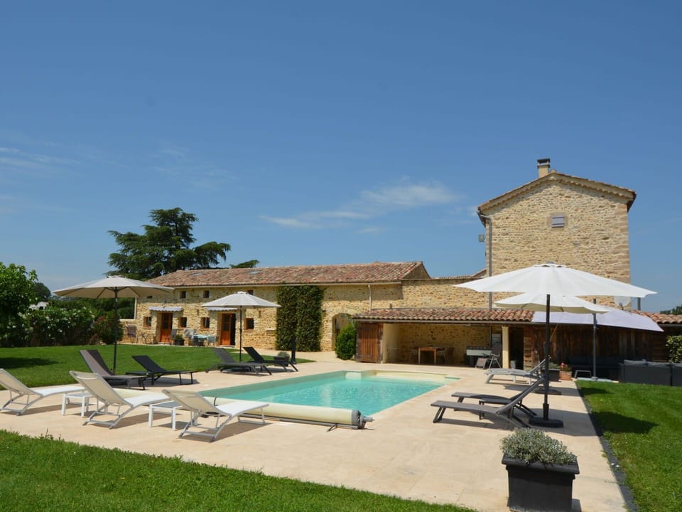 Sky, Plant, Cloud, Building, Shade, Swimming Pool, Residential Area, Real Estate, Leisure, Tree